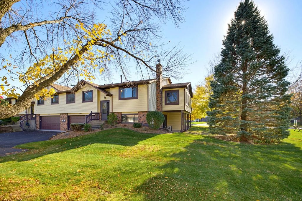5593 Donegal Drive, Shoreview