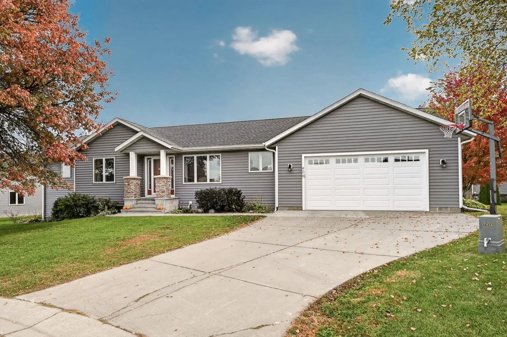 406 Goodhue Court, Goodhue