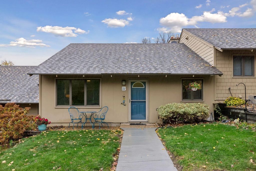 22 Carvers Green, Chaska
