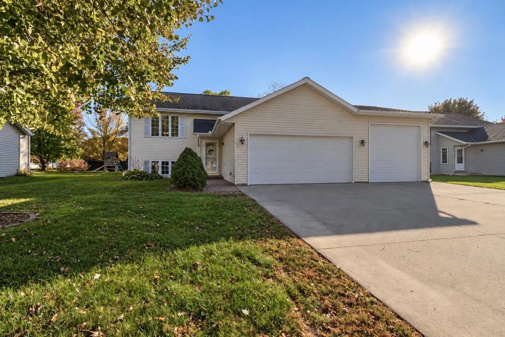 105 Torrey Pines Drive, Mankato