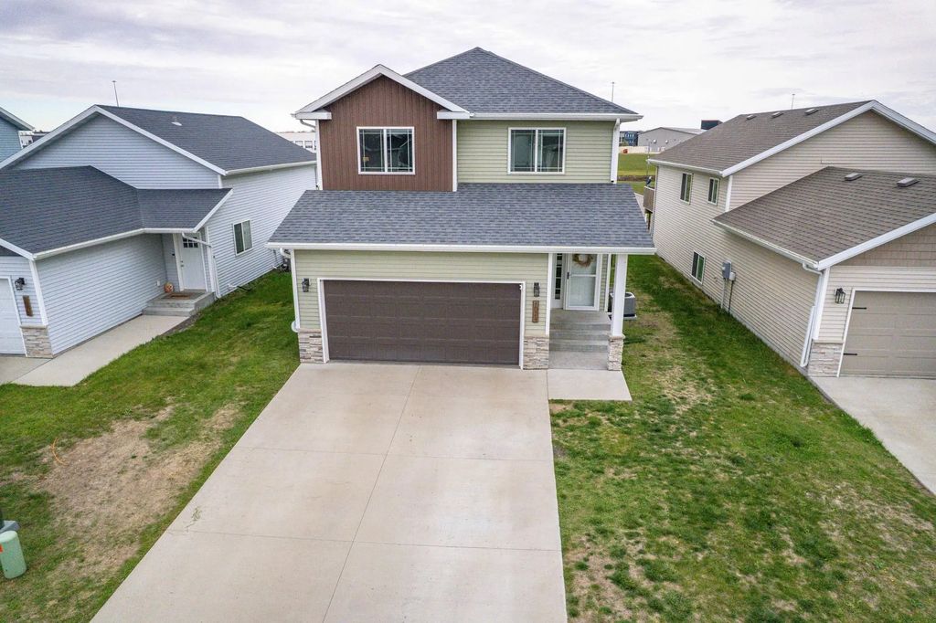 1074 Highland Lane W, West Fargo