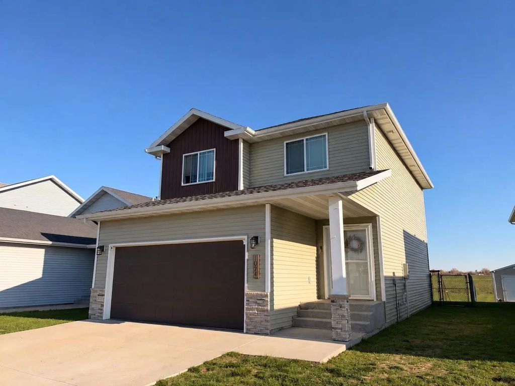 1074 Highland Lane W, West Fargo