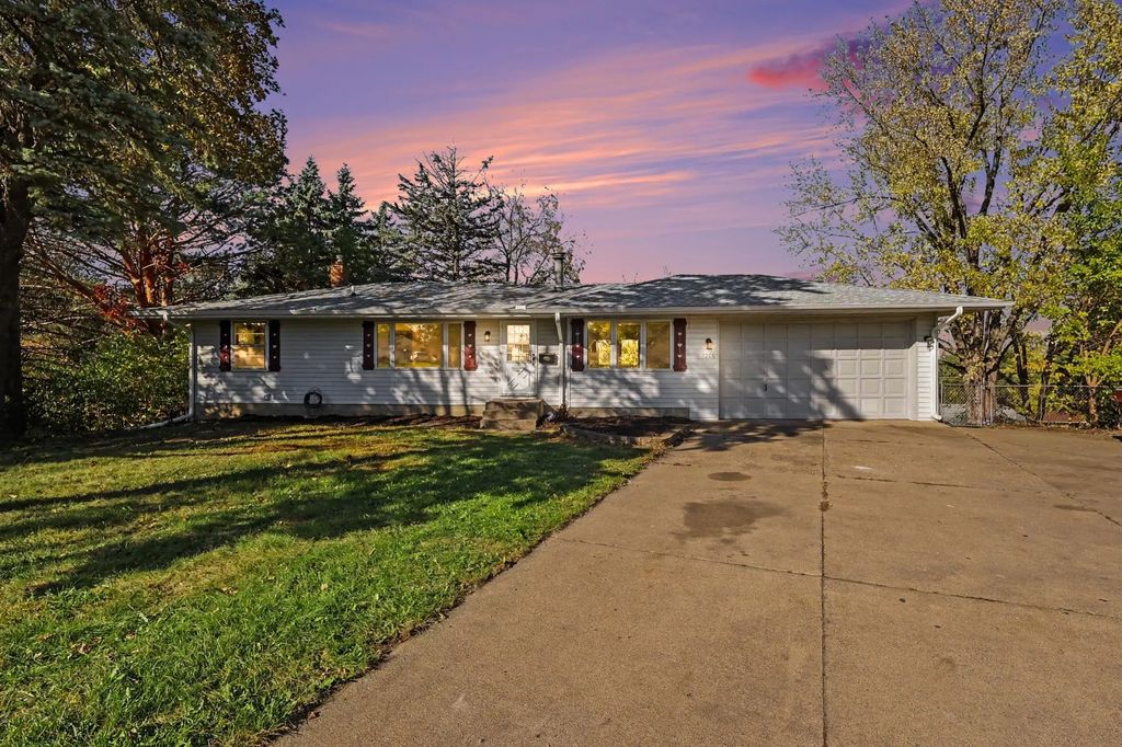 7286 Clay Avenue E, Inver Grove Heights