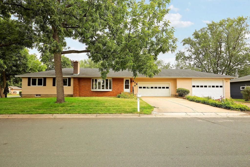 816 Maple Street, Farmington