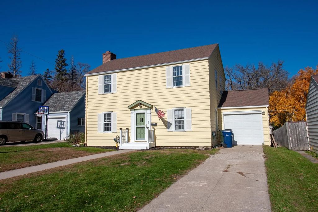924 W Cavour Avenue, Fergus Falls