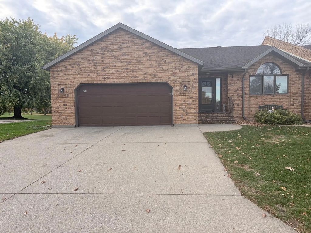 423 Caddy Avenue, Moorhead
