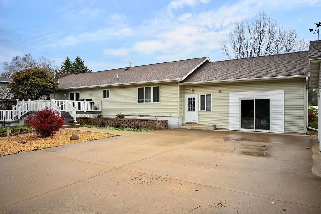 306 Saehler Drive, Minnesota City