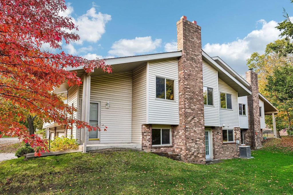 9795 Dorset Lane, Eden Prairie