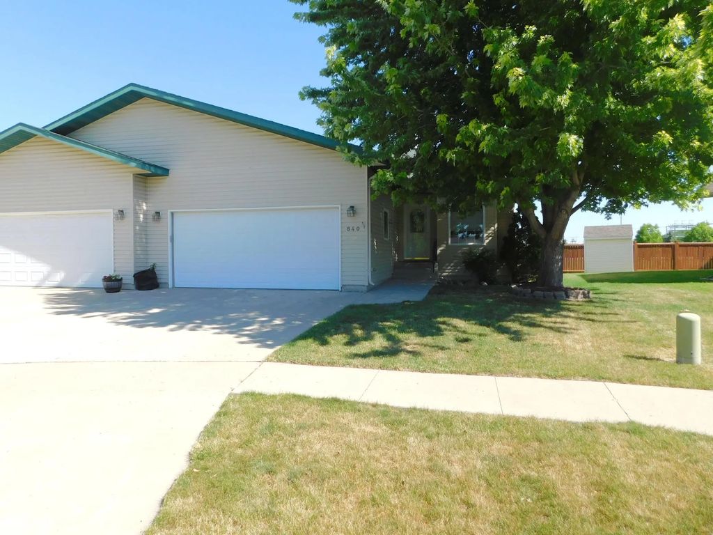 840 Lakeridge Place, West Fargo