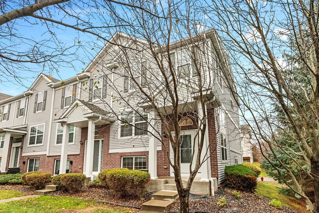 911 Ledgestone Drive, Mahtomedi