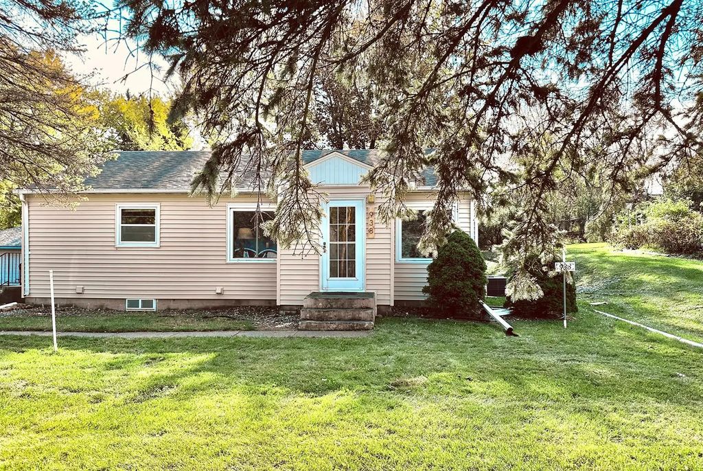 938 County Road C2 W, Roseville