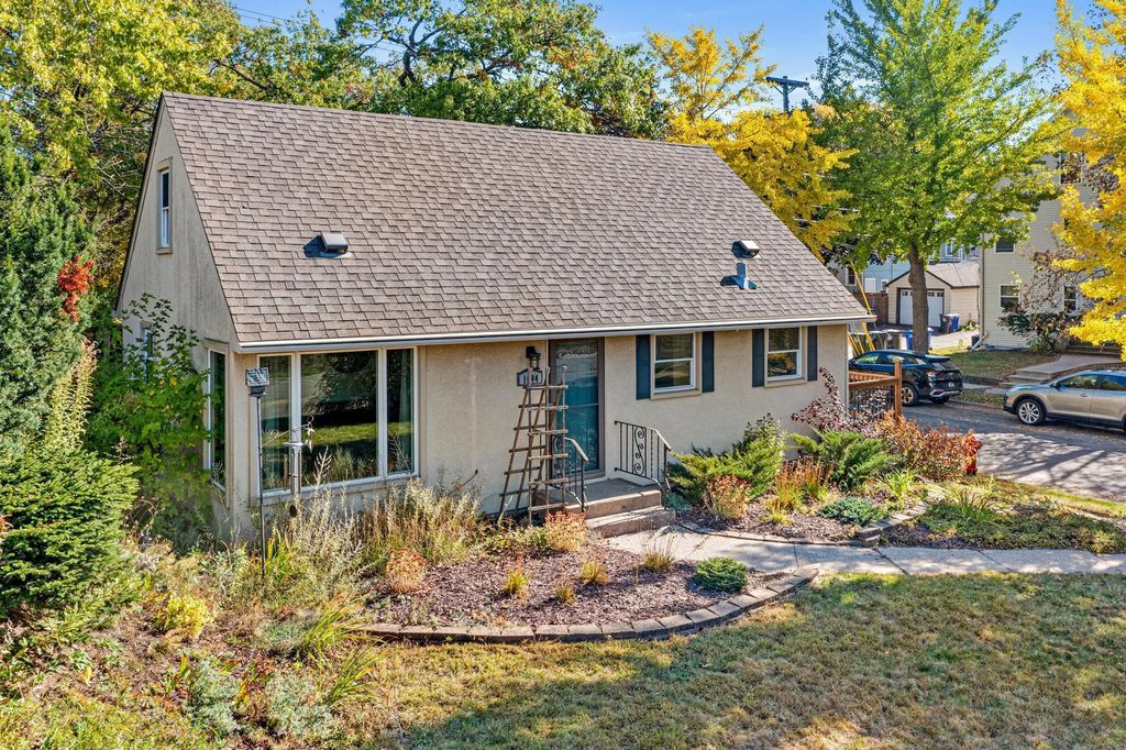 1044 Lexington Parkway N, Saint Paul