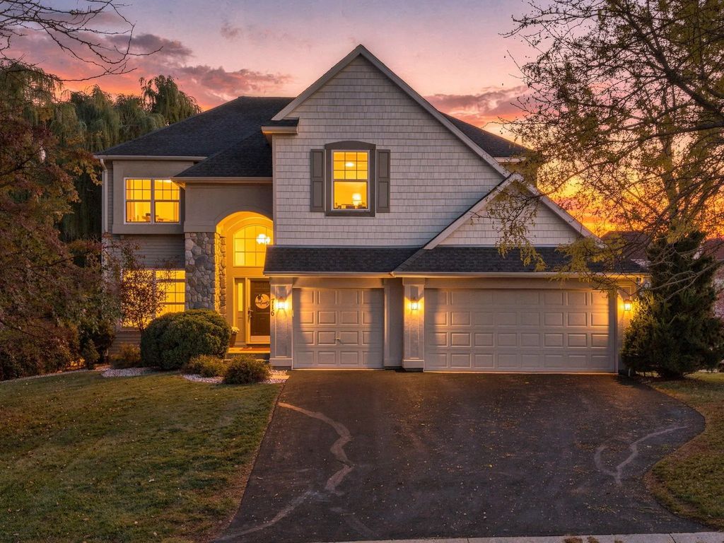 716 Woodland Hills Boulevard, Victoria