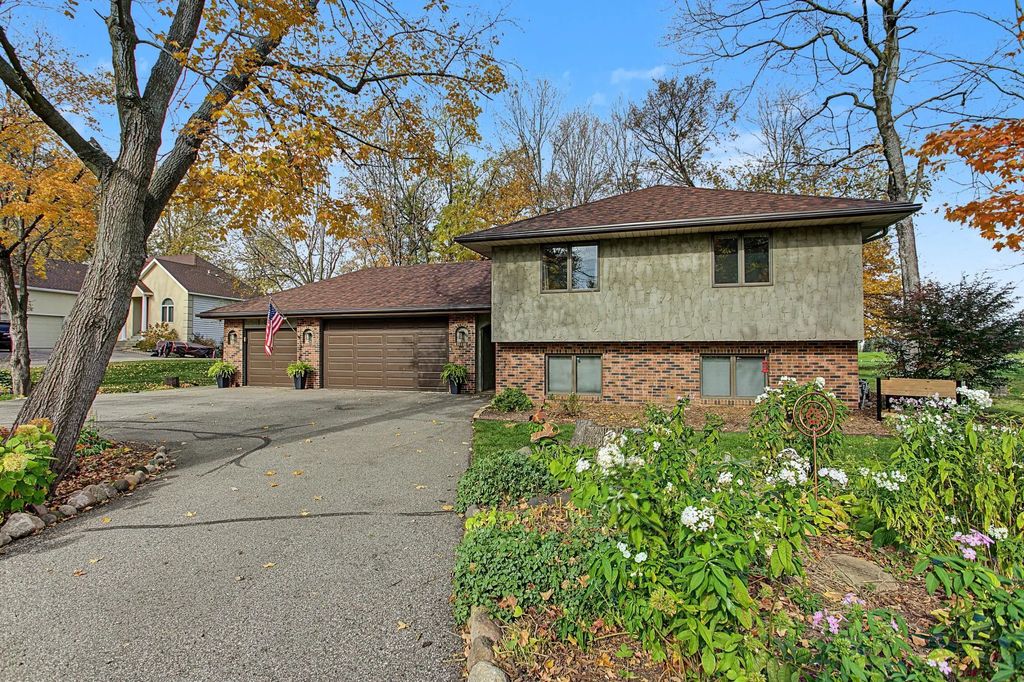 1393 Wood Duck Trail, Shakopee