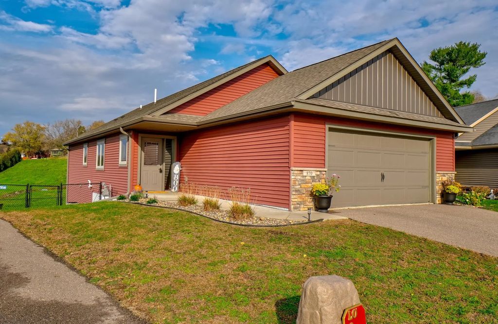 870 Brentwood Circle, River Falls