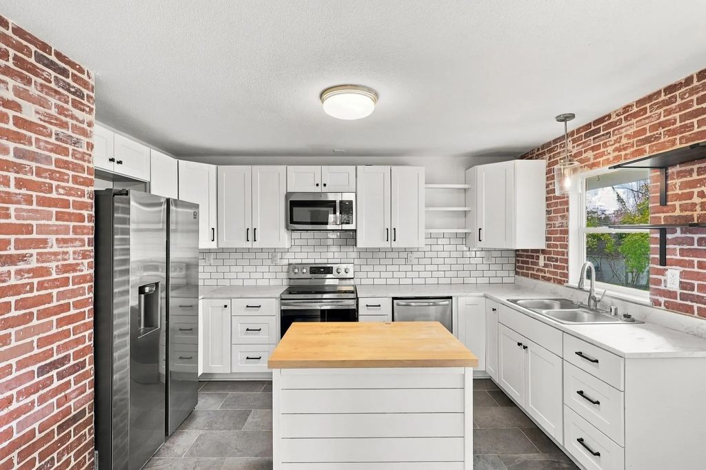 10425 32nd Avenue N, Plymouth