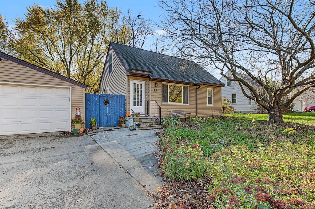 38 North Road, Circle Pines