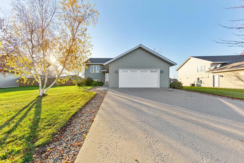216 Grovebrook Circle, Mankato
