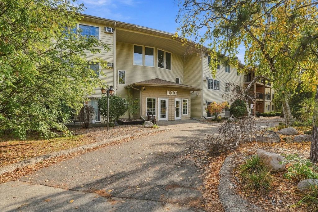 10301 Cedar Lake Road 213, Minnetonka