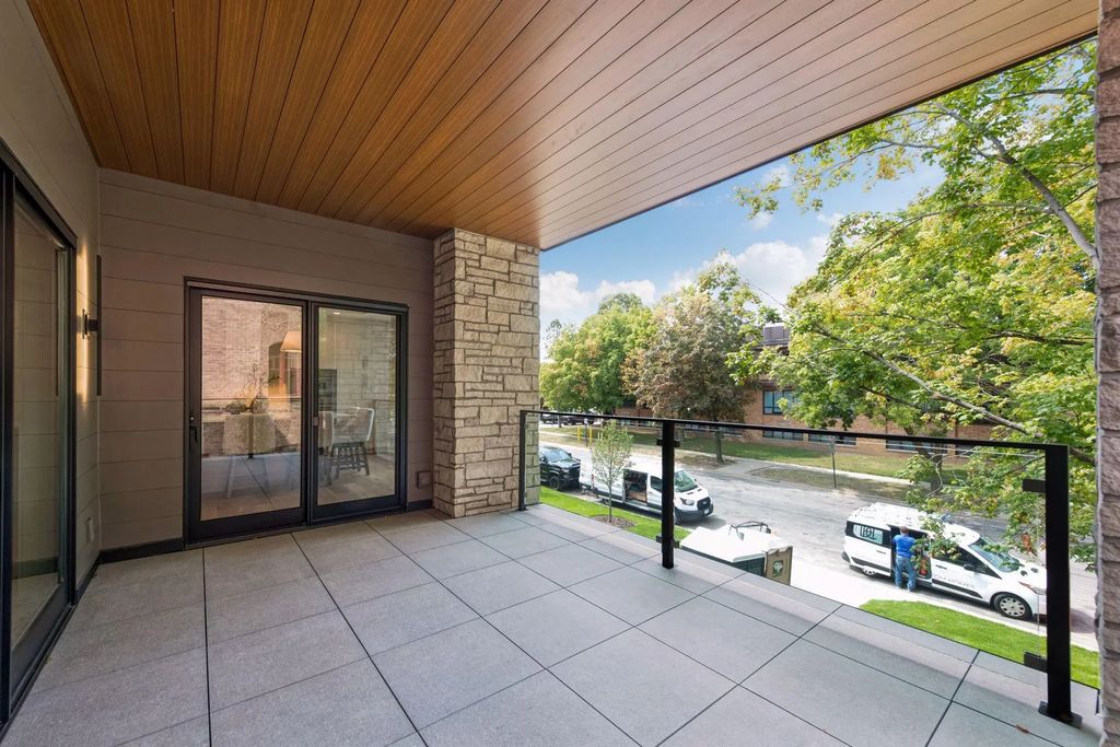 150 Broadway Avenue S 2a, Wayzata