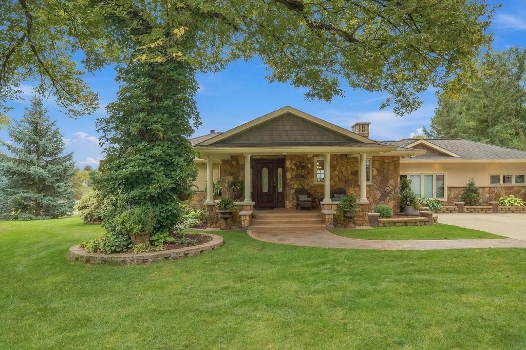 154 Twin Lake Boulevard, Little Canada