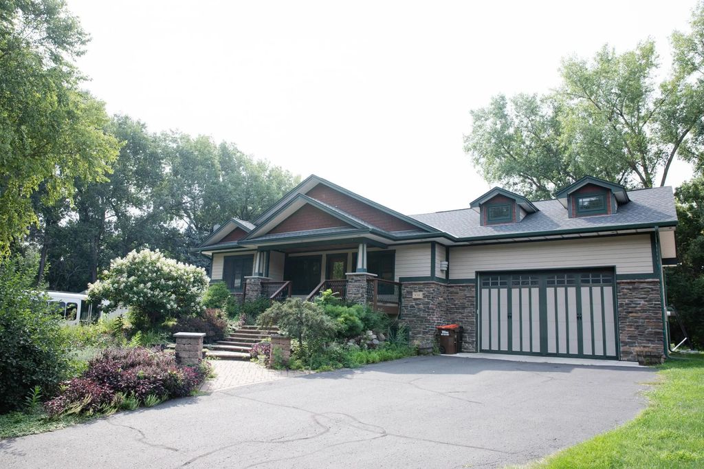 930 County Road C E, Maplewood