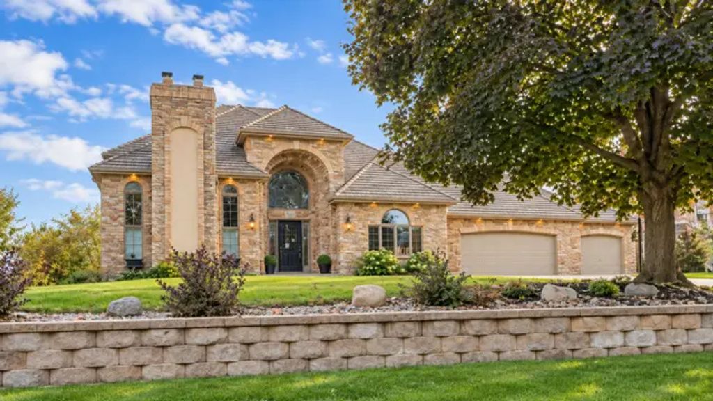 9405 Wedgewood Drive, Woodbury