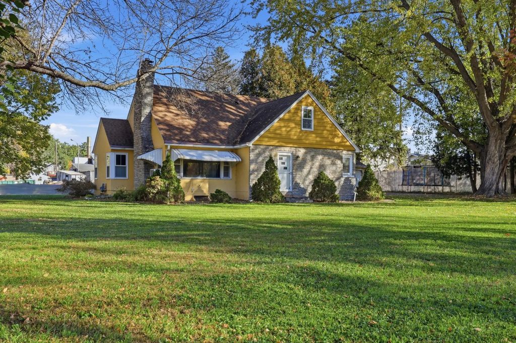 230 Mcleod Avenue W, Winsted