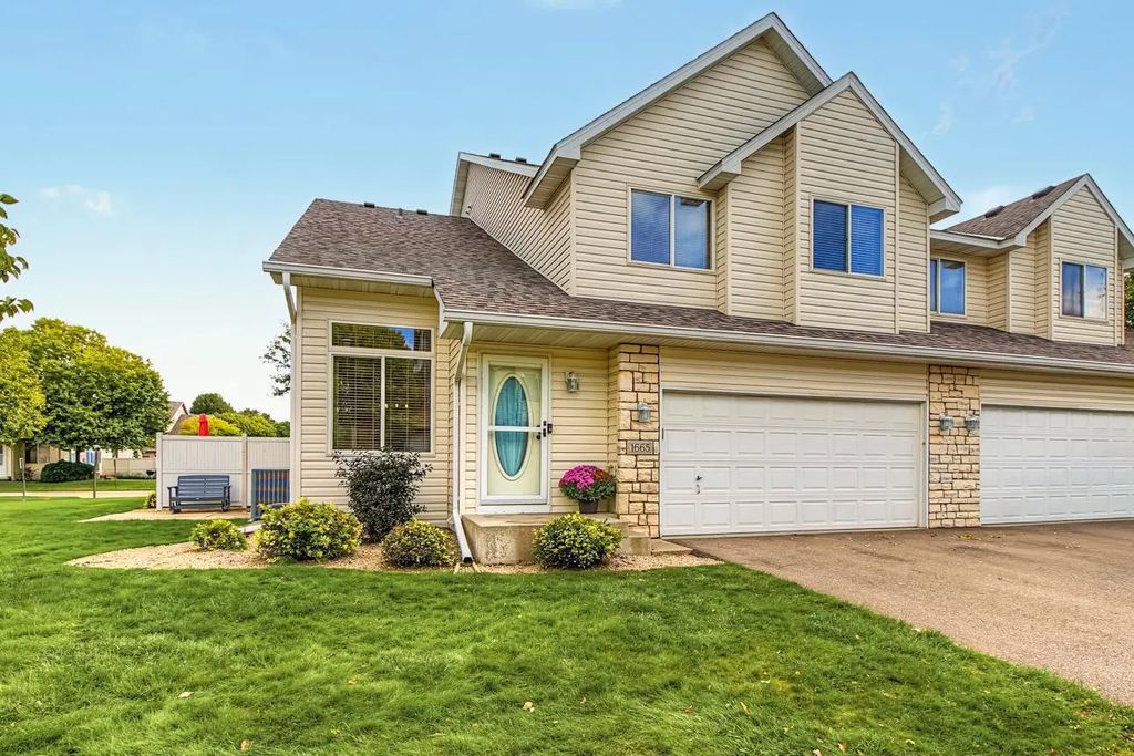 1665 Lexington Lane, Shakopee