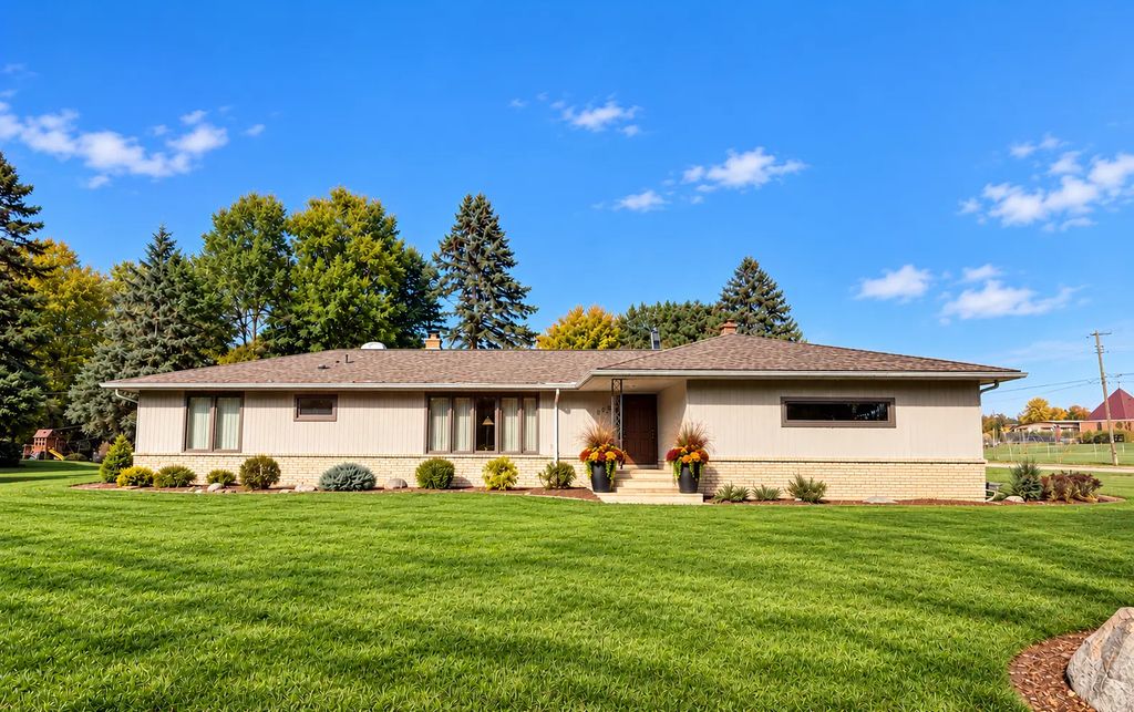 1951 Skillman Avenue W, Roseville