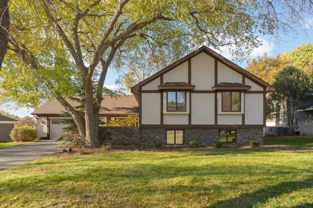 14315 Wedgeway Court, Eden Prairie