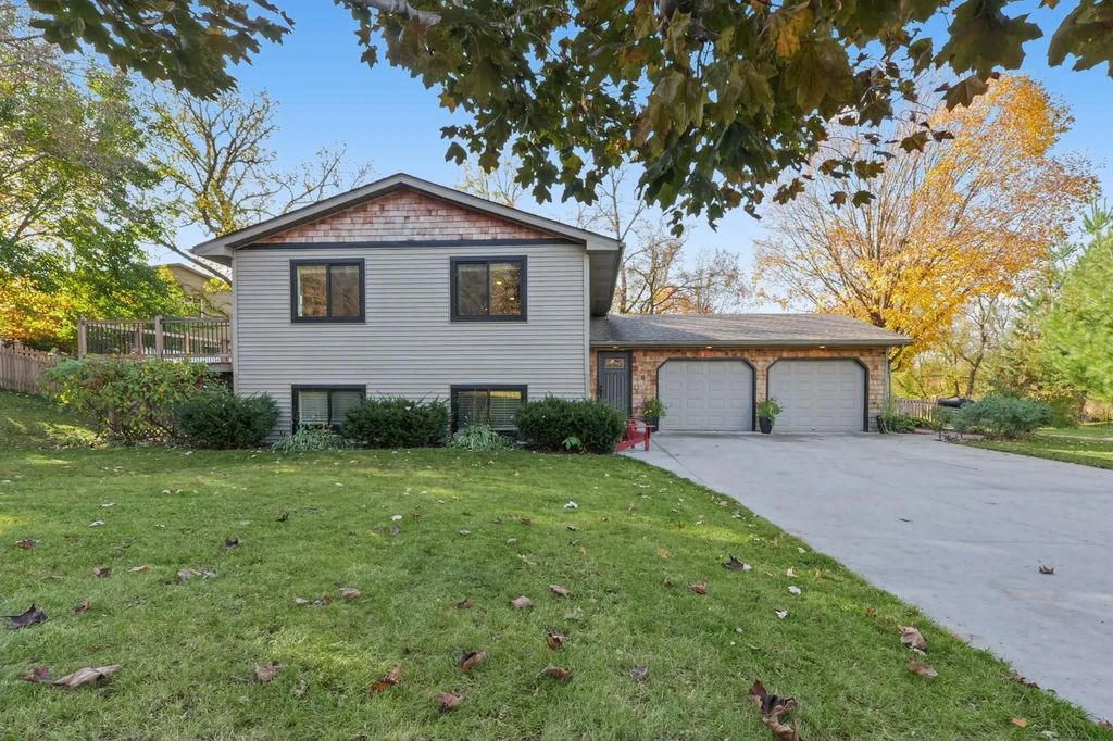 8784 Woodlawn Drive, Rockford