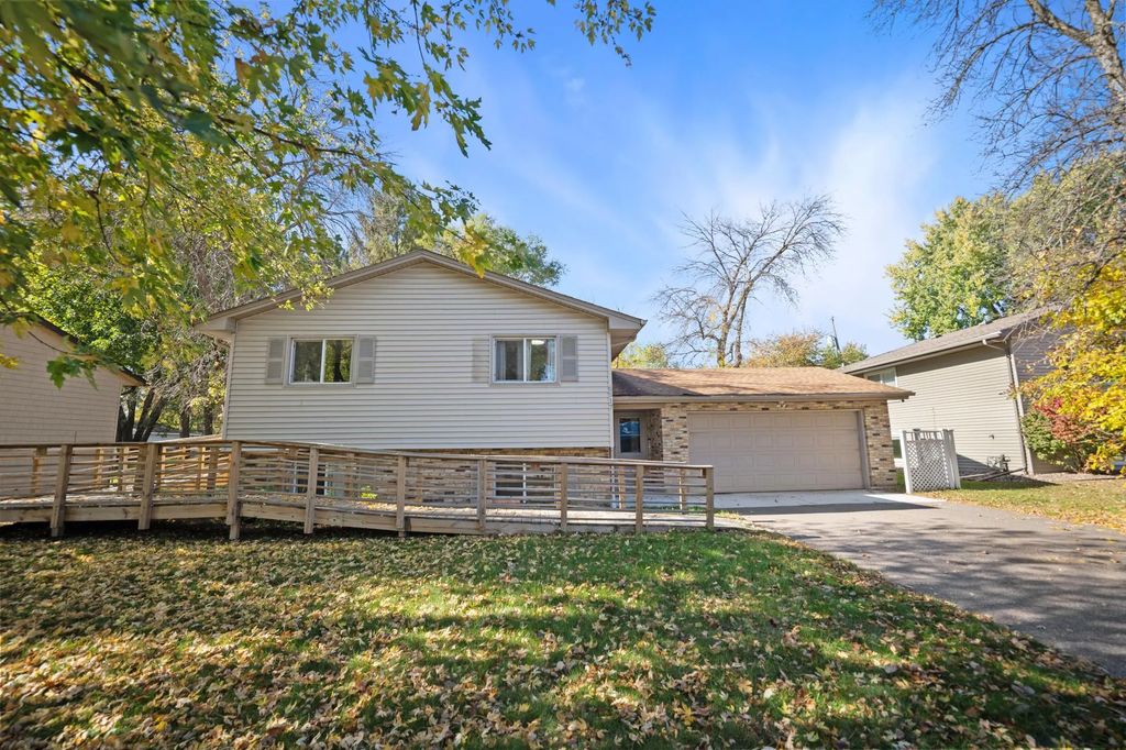 6517 Edgewood Avenue N, Brooklyn Park