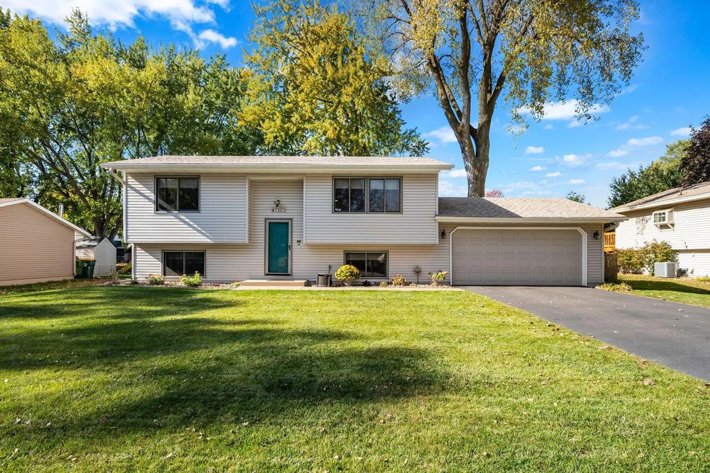 7501 James Avenue N, Brooklyn Park