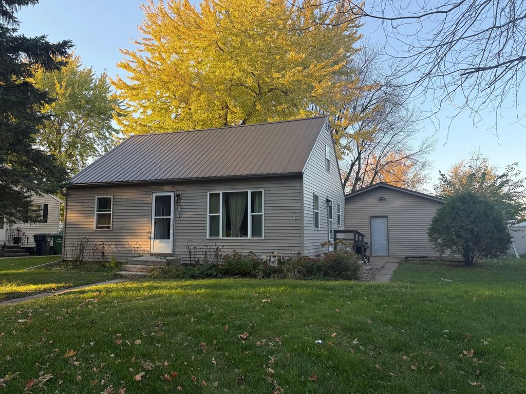 1923 Cedar Avenue, Worthington
