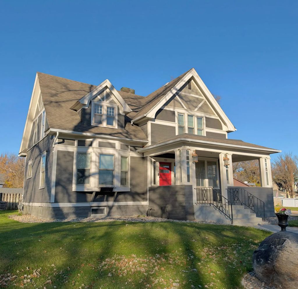 721 Labree Avenue N, Thief River Falls