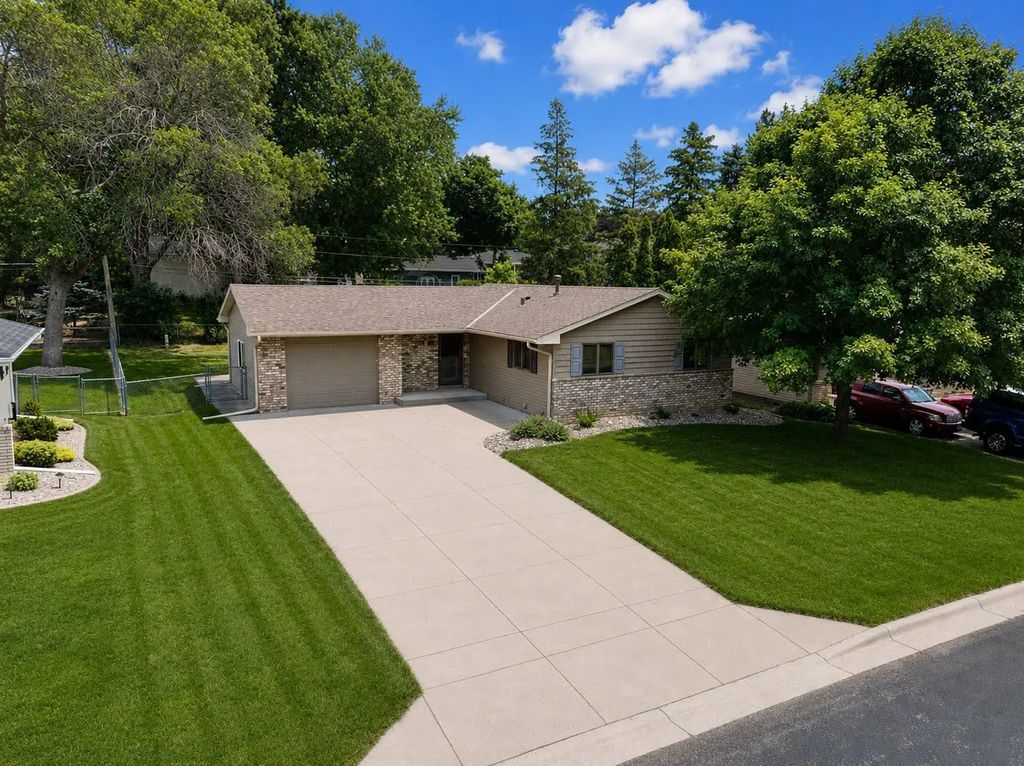 1381 Woodhill Drive, Woodbury