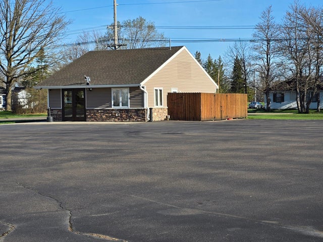 100 N Pine Street S, Mora