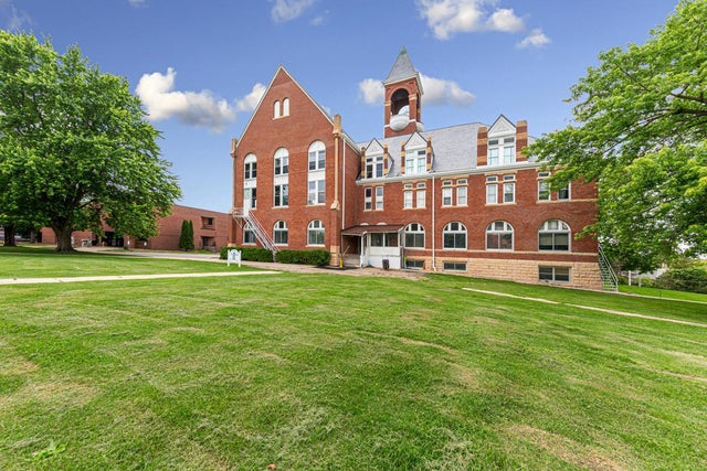 305 Grove Avenue, Owatonna