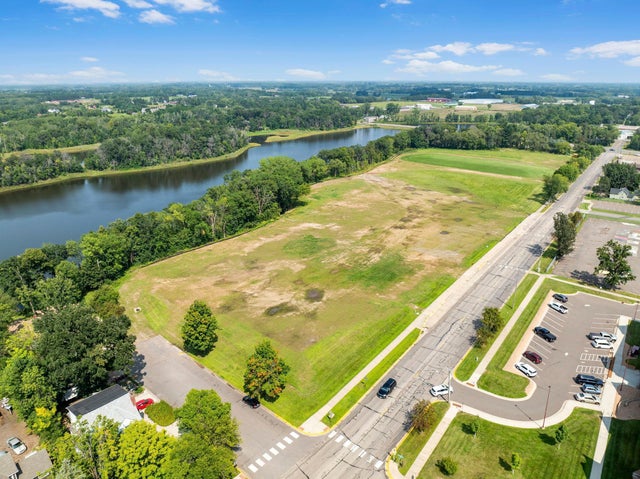 400 Maple Ave E, Mora