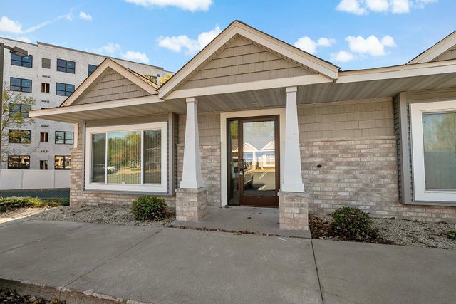 2560 Rice Street, Little Canada