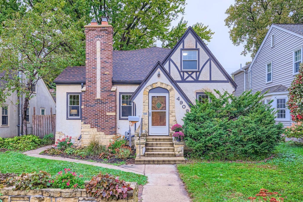 4908 Clinton Avenue, Minneapolis