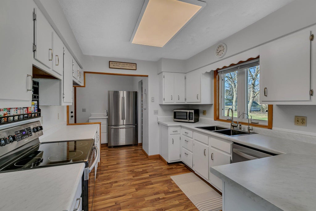 330 8th Street E, Hector