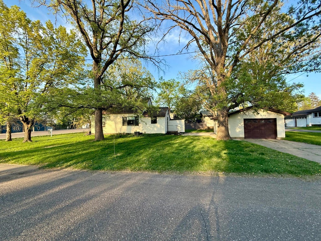 685 Main Street W, Isle