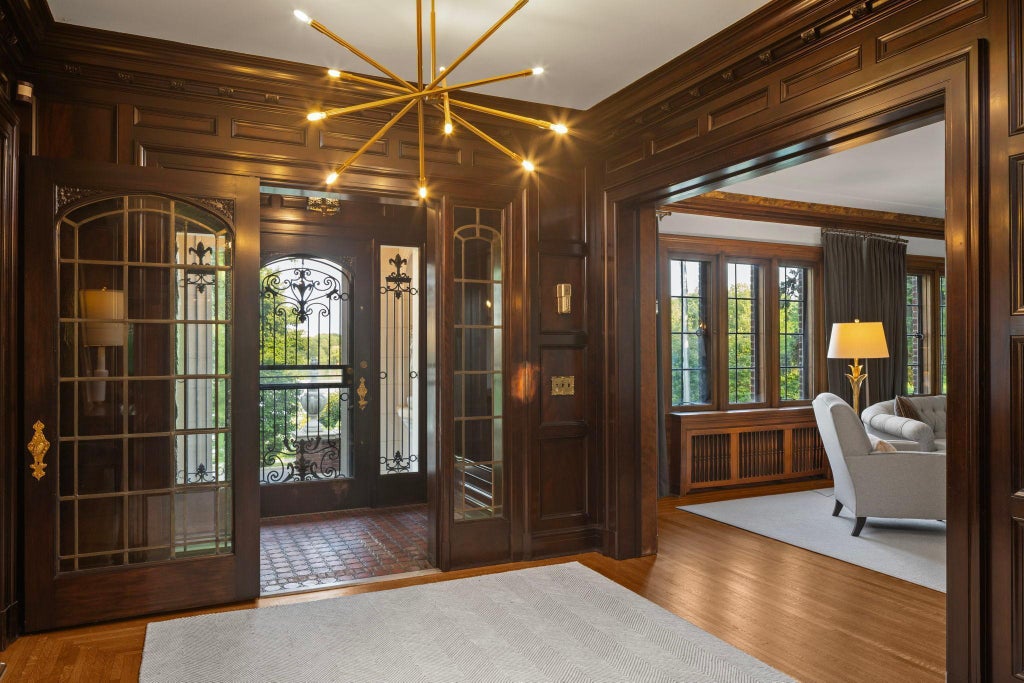 2740 W Lake Of The Isles Parkway, Minneapolis