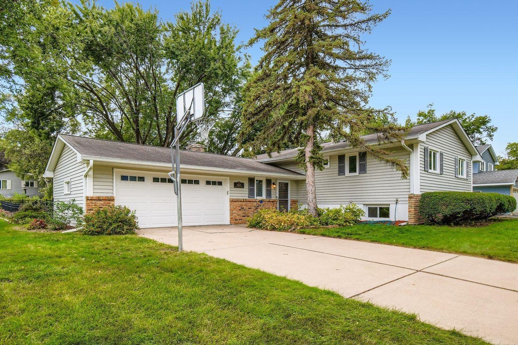 10105 39th Avenue N, Plymouth