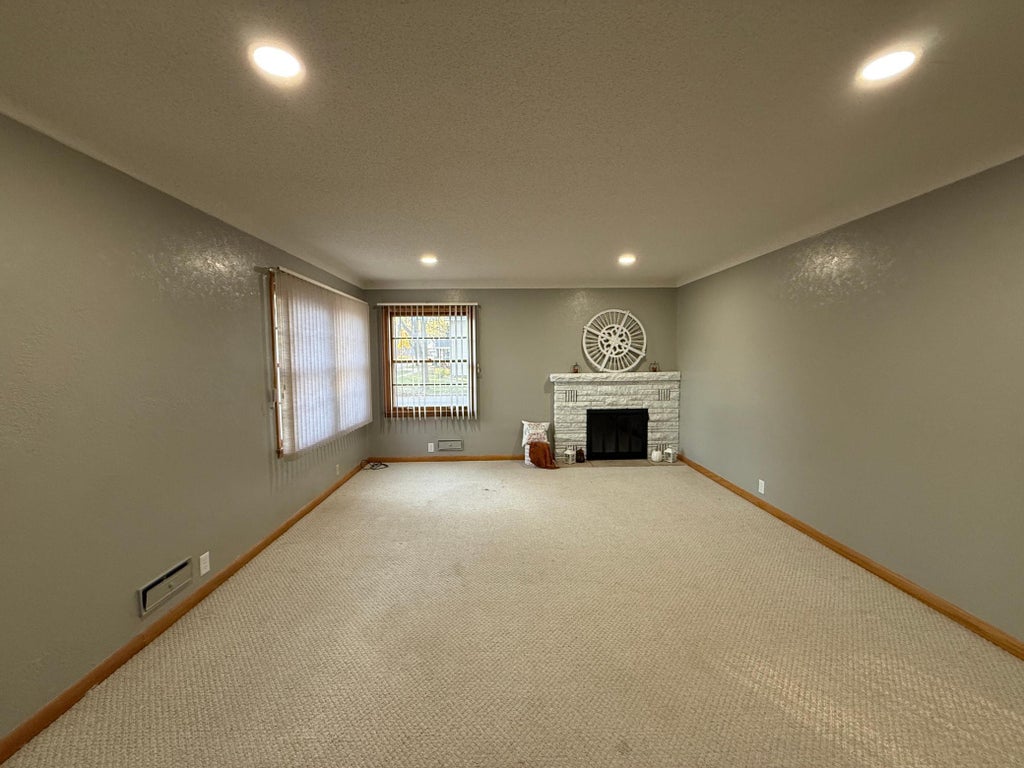 1202 N 5th Street, Montevideo