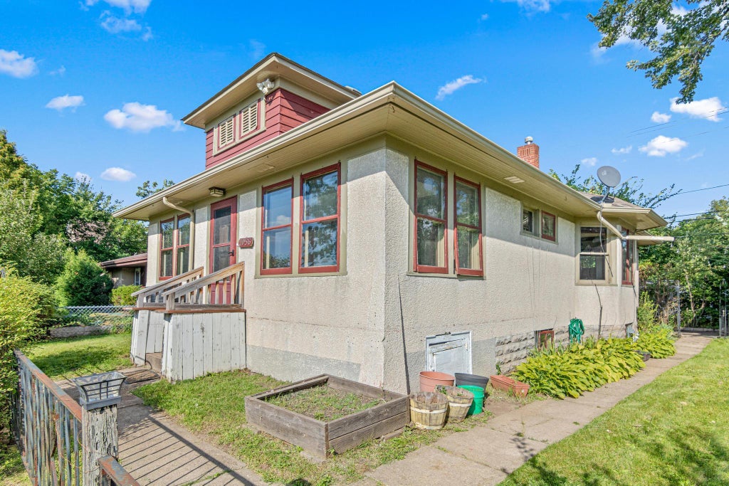 1056 Lexington Parkway N, Saint Paul