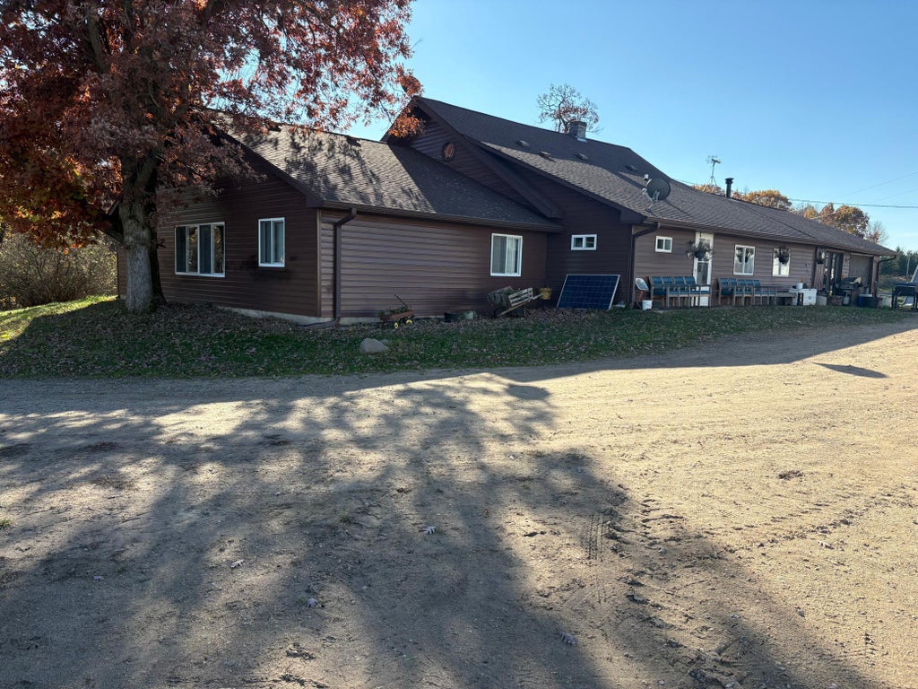 41 County Line Avenue, Clear Lake Twp