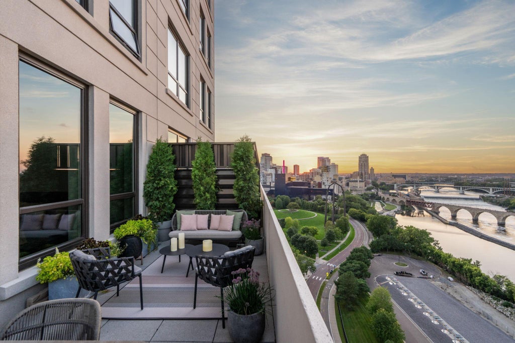 1111 W River Parkway 16c, Minneapolis